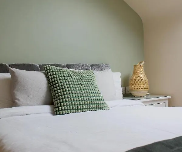 Charming 1-Bed Loft In Caerleon